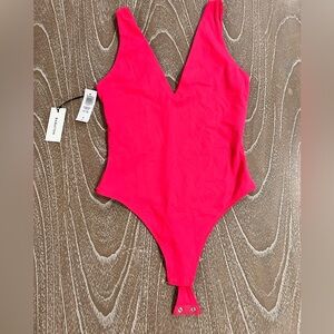 Aritzia Babaton CONTOUR V-NECK bodysuit in EROS PINK size Small NWT